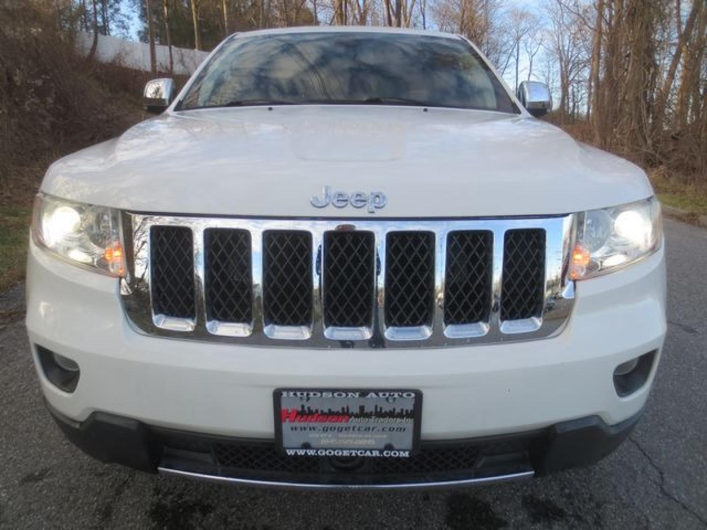 2011 White /Black Jeep Grand Cherokee Overland (1J4RR6GT1BC) with an 5.7L v8 engine, Automatic transmission, located at 270 US Route 6, Mahopac, NY, 10541, (845) 621-0895, 41.349022, -73.755280 - Photo#2